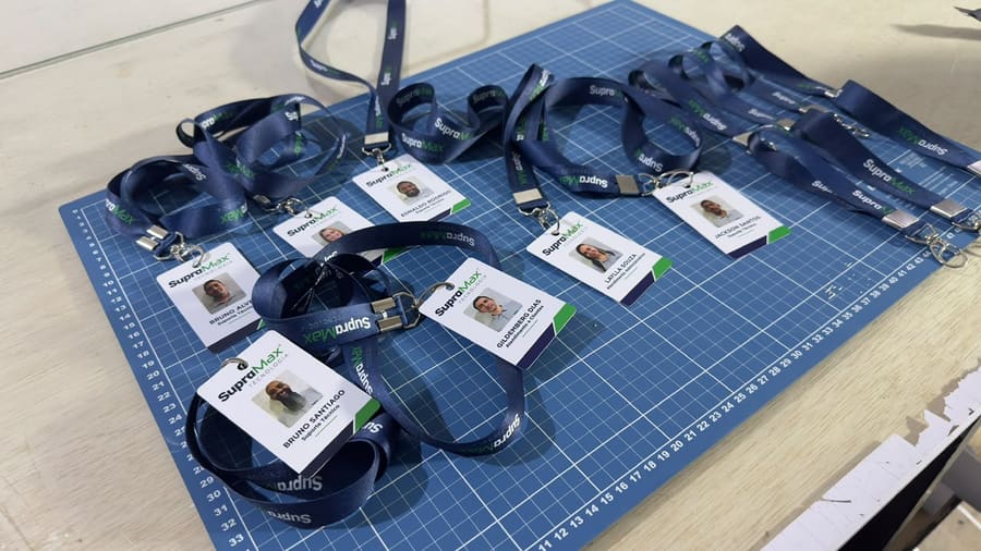 Crachás com foto e cordões personalizados