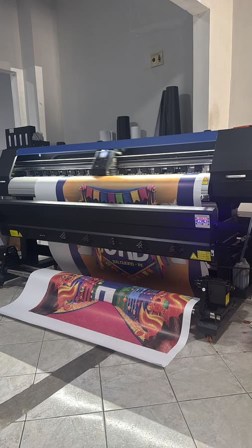 Lona sendo impressa em plotter