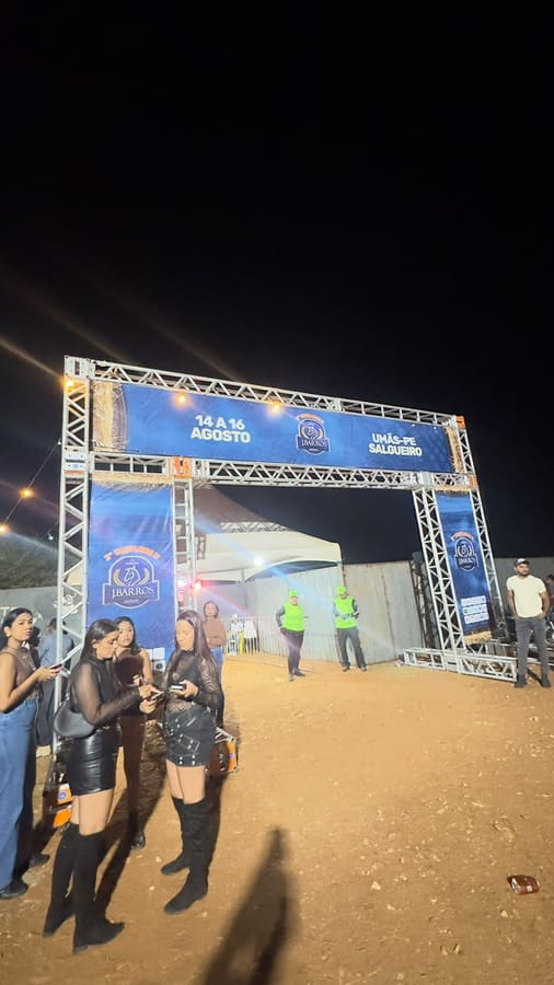 Pórtico de evento com lonas impressas