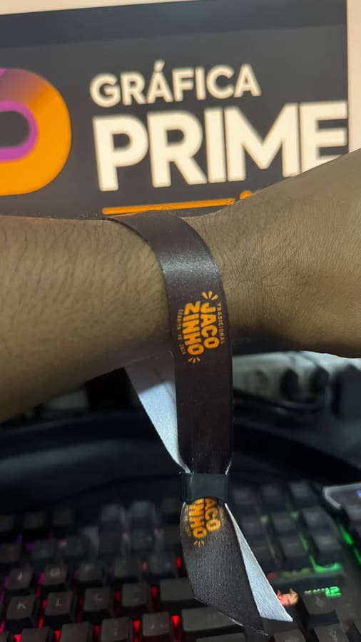 Pulseira personalizada de evento no pulso